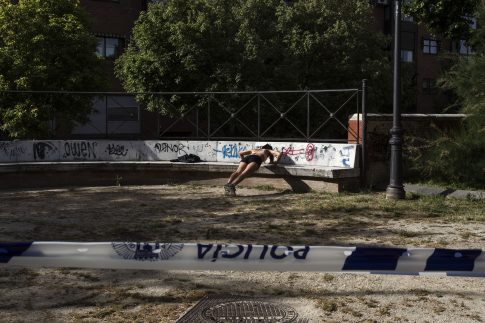 Una deportista se adentra en un parque clausurado por la Policía durante la fase 0. An exerciser enters a park locked by police during “Phase 0” of the easing of lockdown measures.